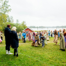 Kronprinsparet følger med på en forestilling med vikingbarna "ribbungene" ved Nordre Øyeren Våtmarkssenter. Foto: Vegard Wivestad Grøtt / NTB scanpix